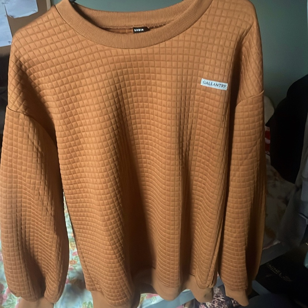 Oversized brown quilted sweatshirt, cozy for winter